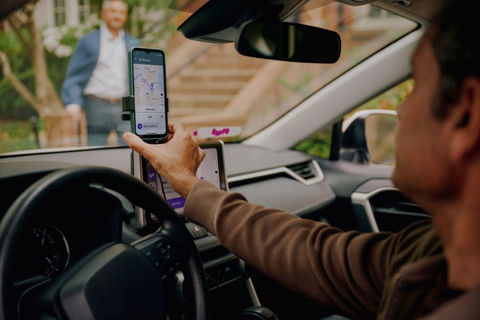 Lyft and United Expand Partnership, Letting You Earn and Redeem United Miles on Rides
