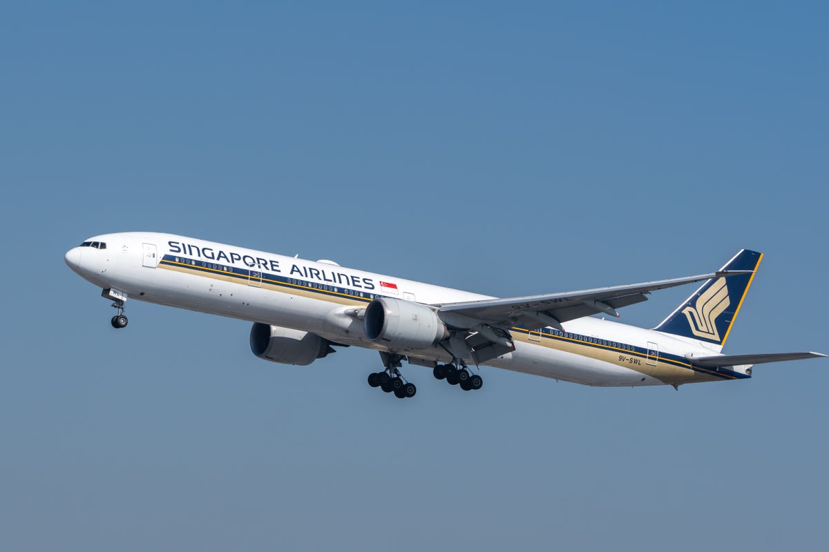 Singapore Airlines Review — Seats, Amenities, Customer Service, Baggage Fees, and More
