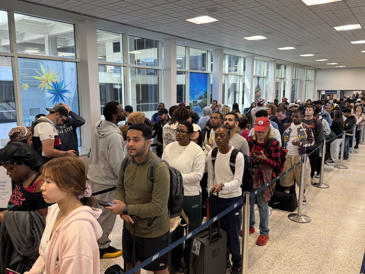 TSA IAH Terminal A 110325 North line