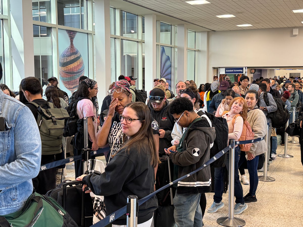 TSA IAH Terminal A 110325 North regular line