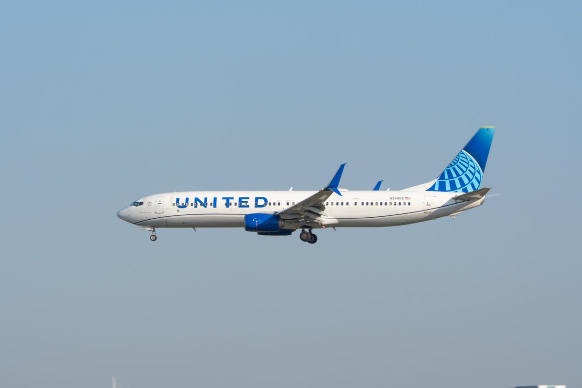 United 737 900 landing