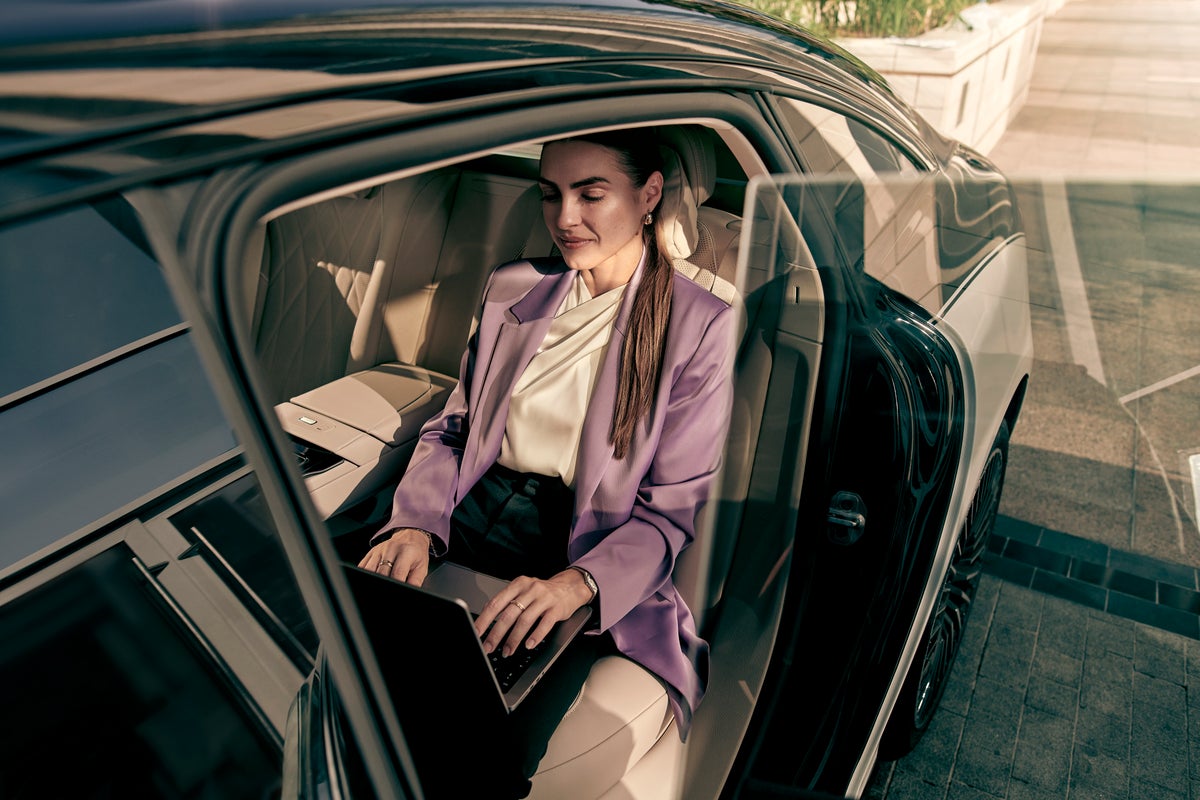 Woman sitting in the back of a Blacklane car