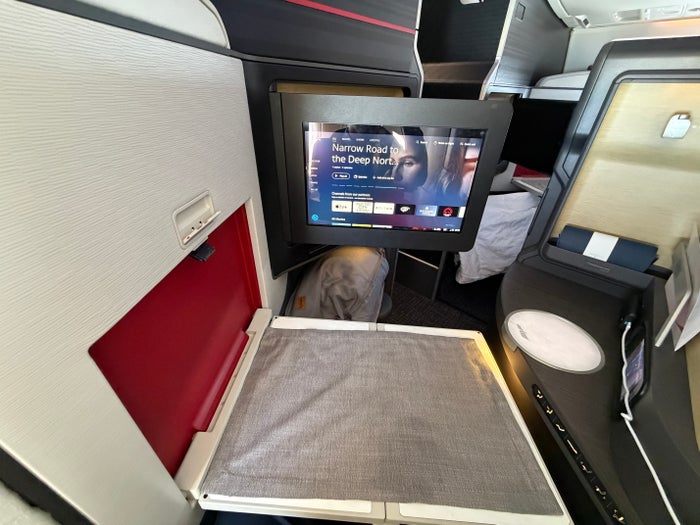 AA A321XLR TV with Tray Table AA A321XLR TV with Tray Table