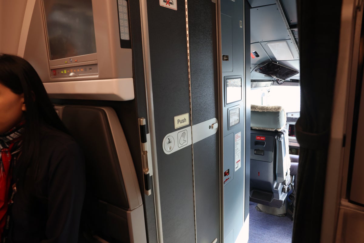 AA XLR Flagship Suite lav door