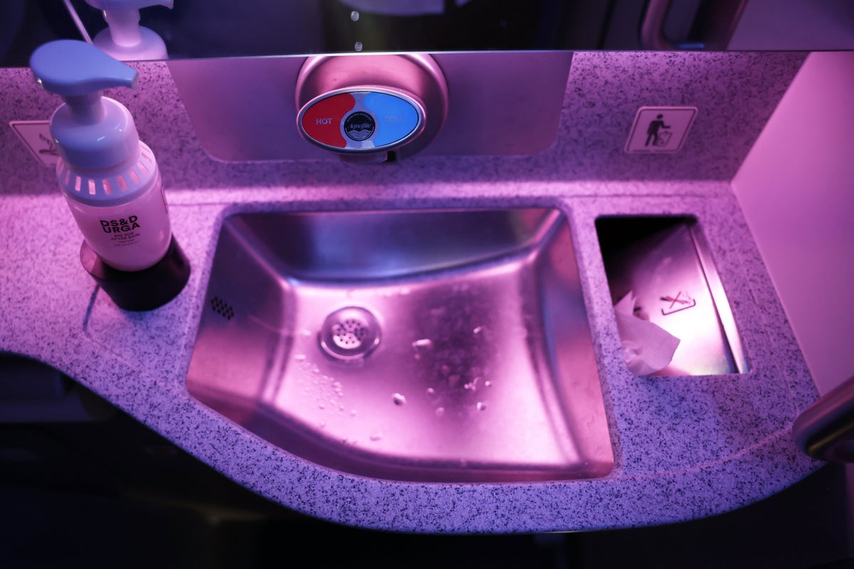 AA XLR Flagship Suite lav sink