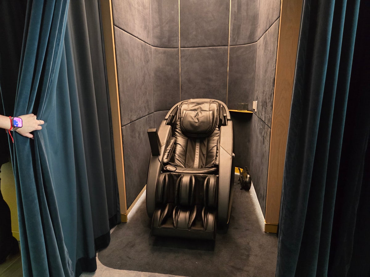 Delta One Lounge Massage Chair