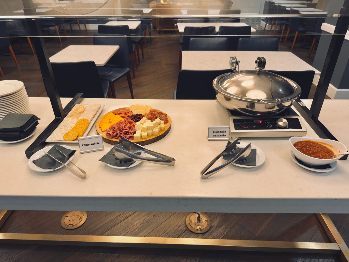 Hilton Chicago:Oak Brook Hills Resort Executive Lounge food