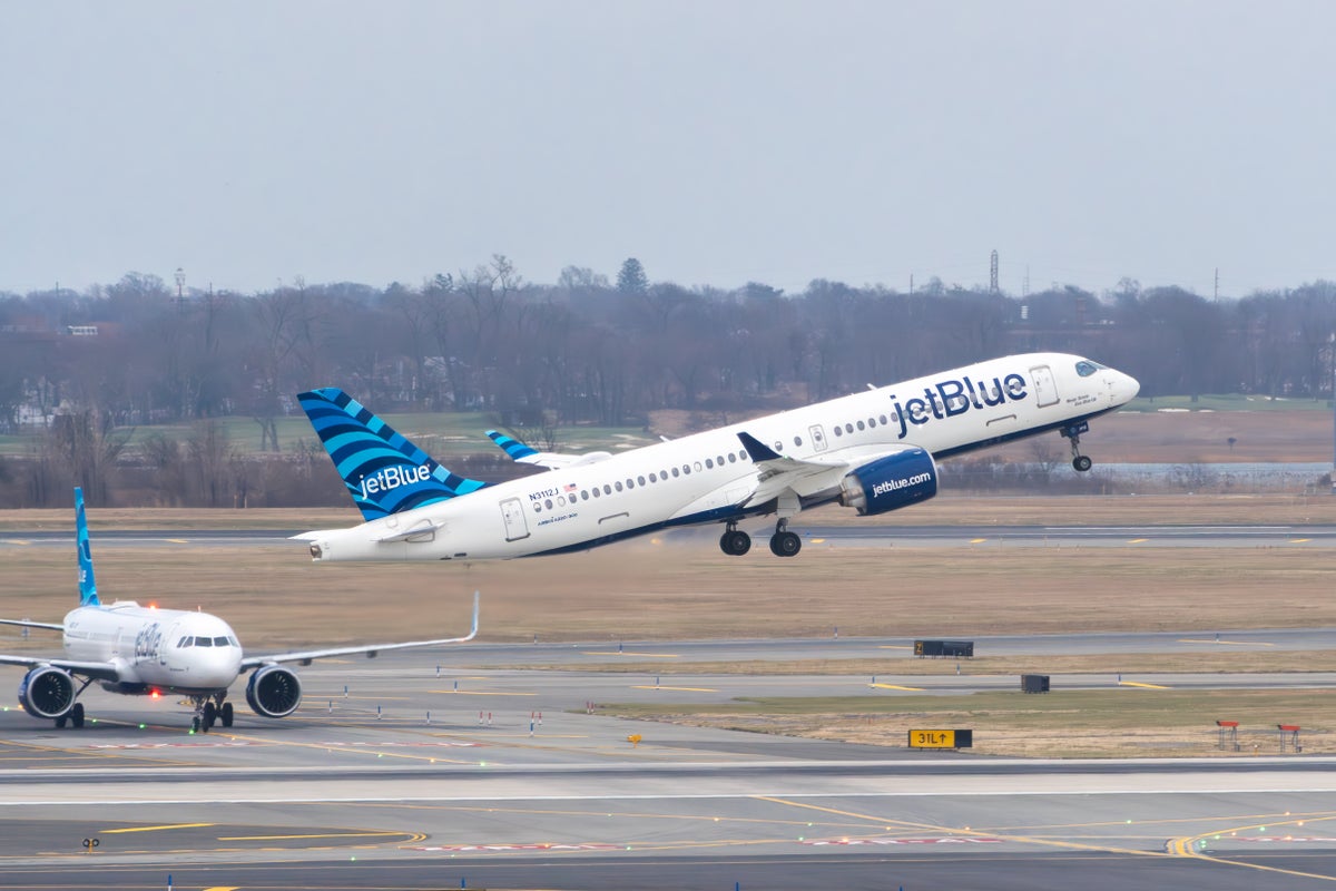 Jetblue A220 take off JFK