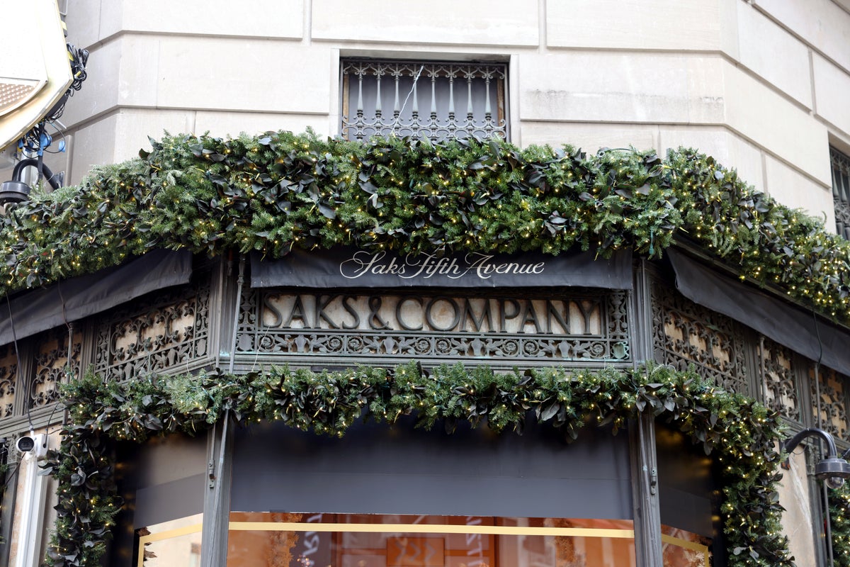 Saks Fifth Avenue exterior holiday wreath sign