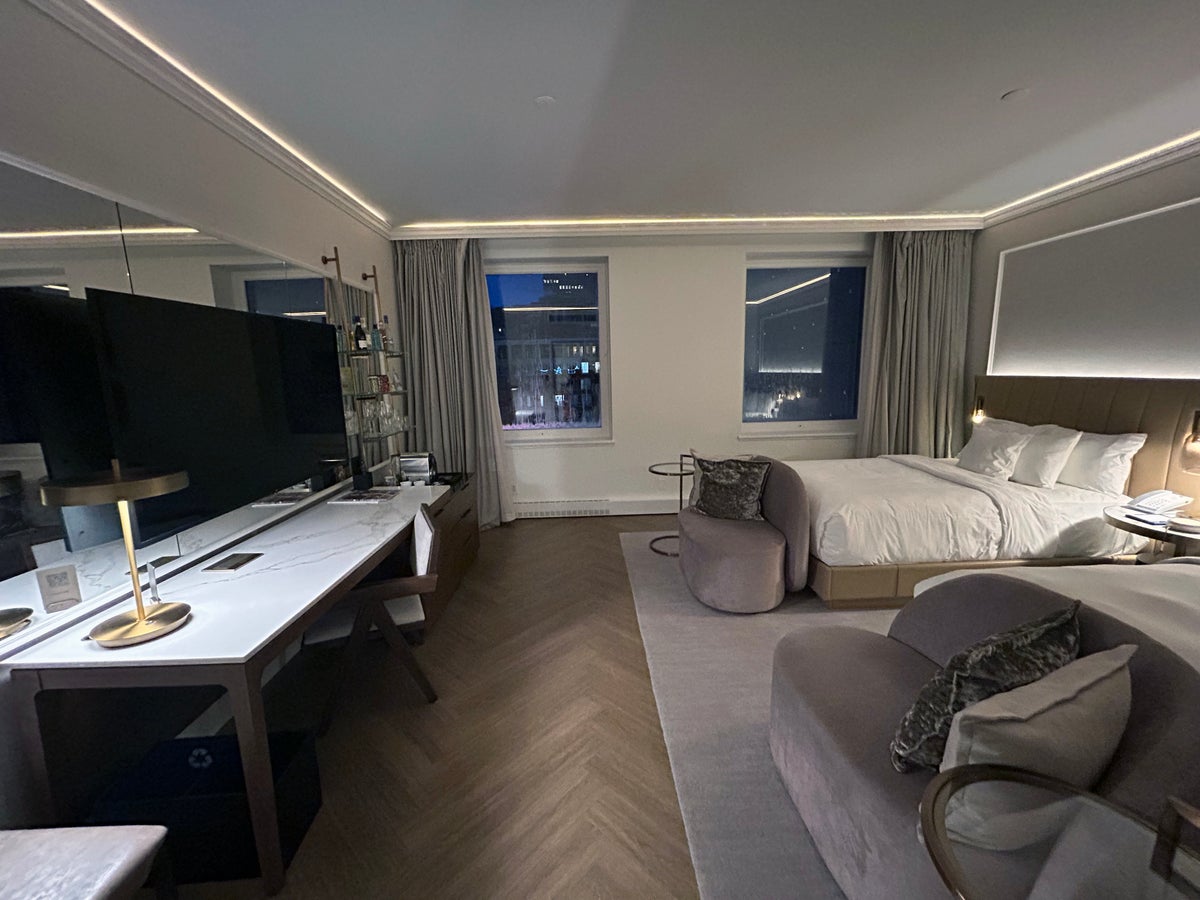 Vogue Hotel Hilton Montreal double bed deluxe bedroom