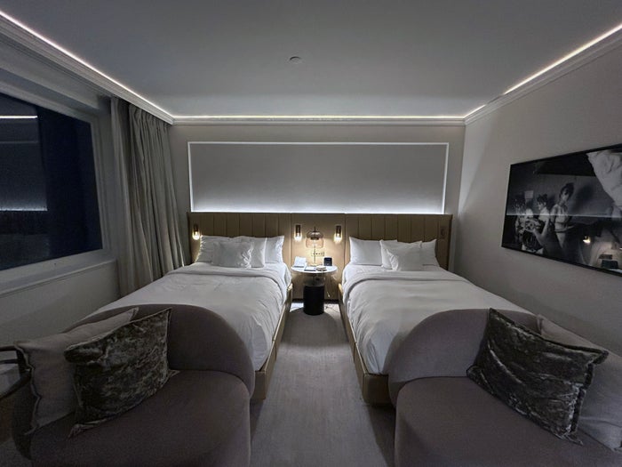 Vogue Hotel Hilton Montreal double bed deluxe beds