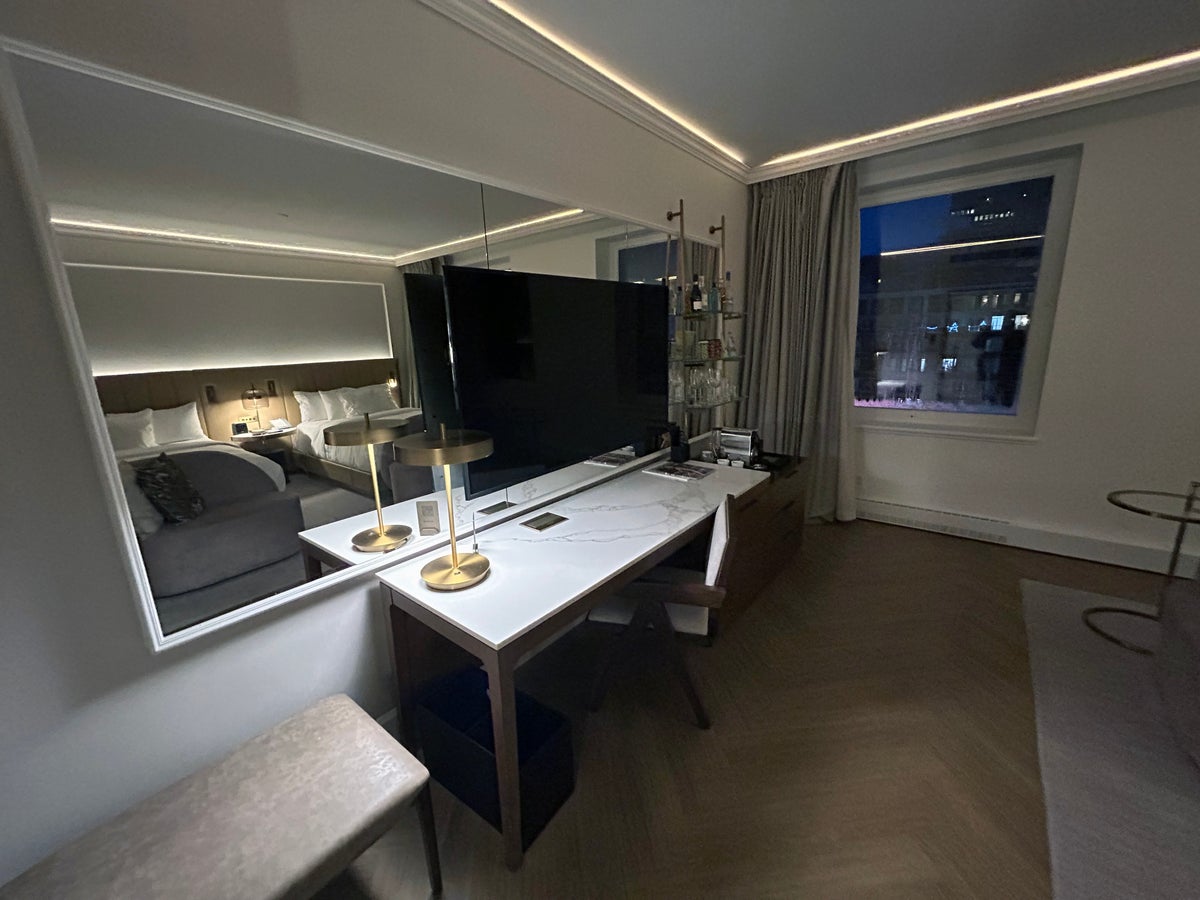 Vogue Hotel Hilton Montreal double bed deluxe desk