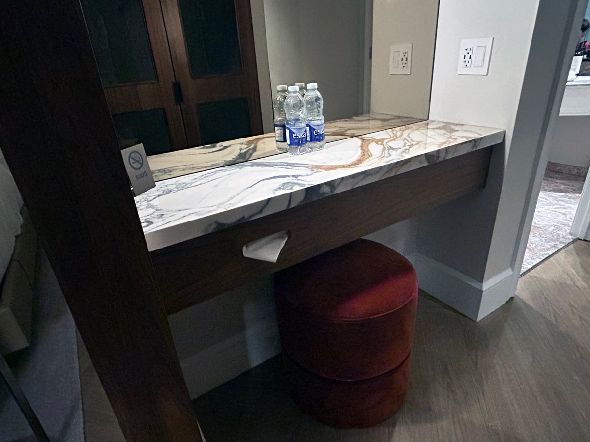 Vogue Hotel Hilton Montreal double bed deluxe entry hall desk tissue box