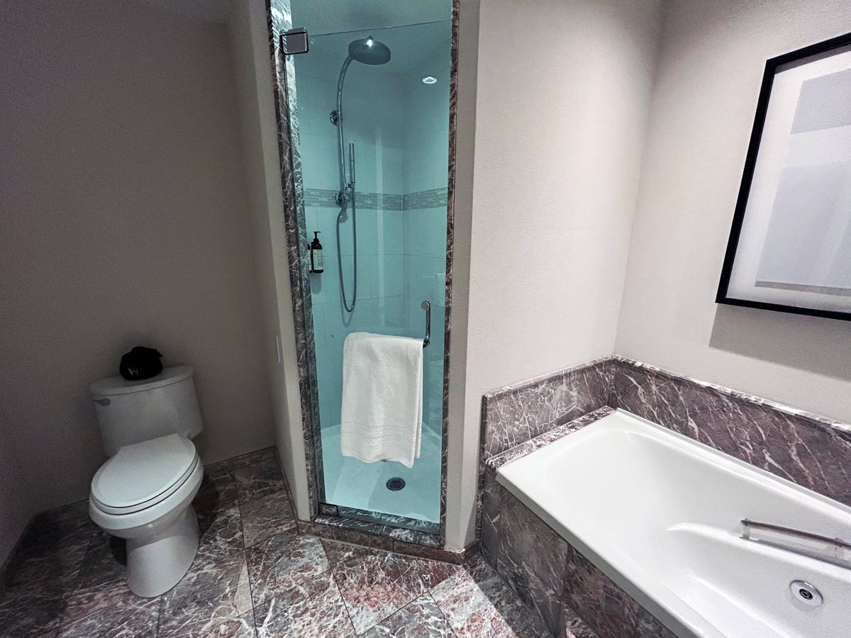 Vogue Hotel Hilton Montreal double bed deluxe toilet