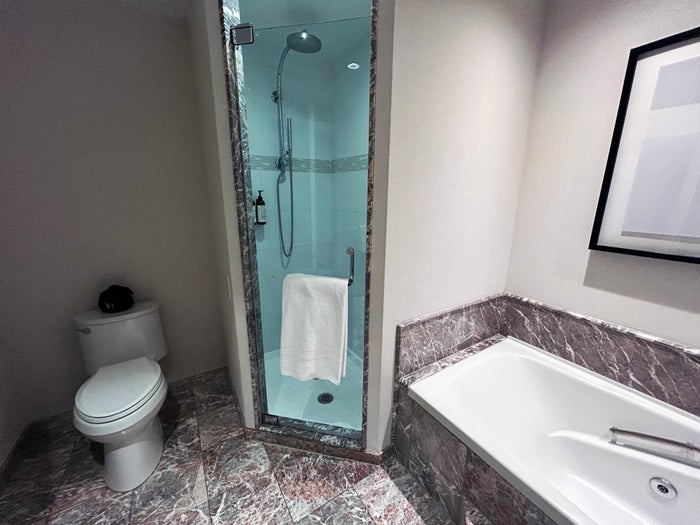 Vogue Hotel Hilton Montreal double bed deluxe toilet