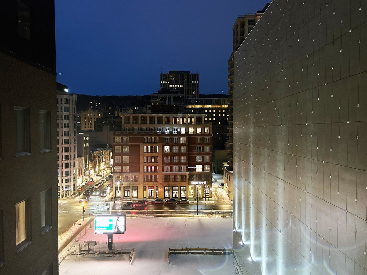 Vogue Hotel Hilton Montreal double bed deluxe window view