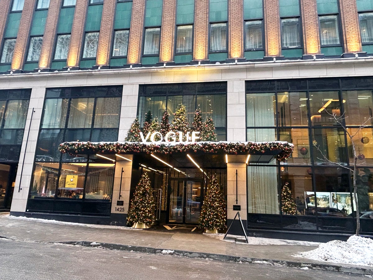 Vogue Hotel Hilton Montreal front
