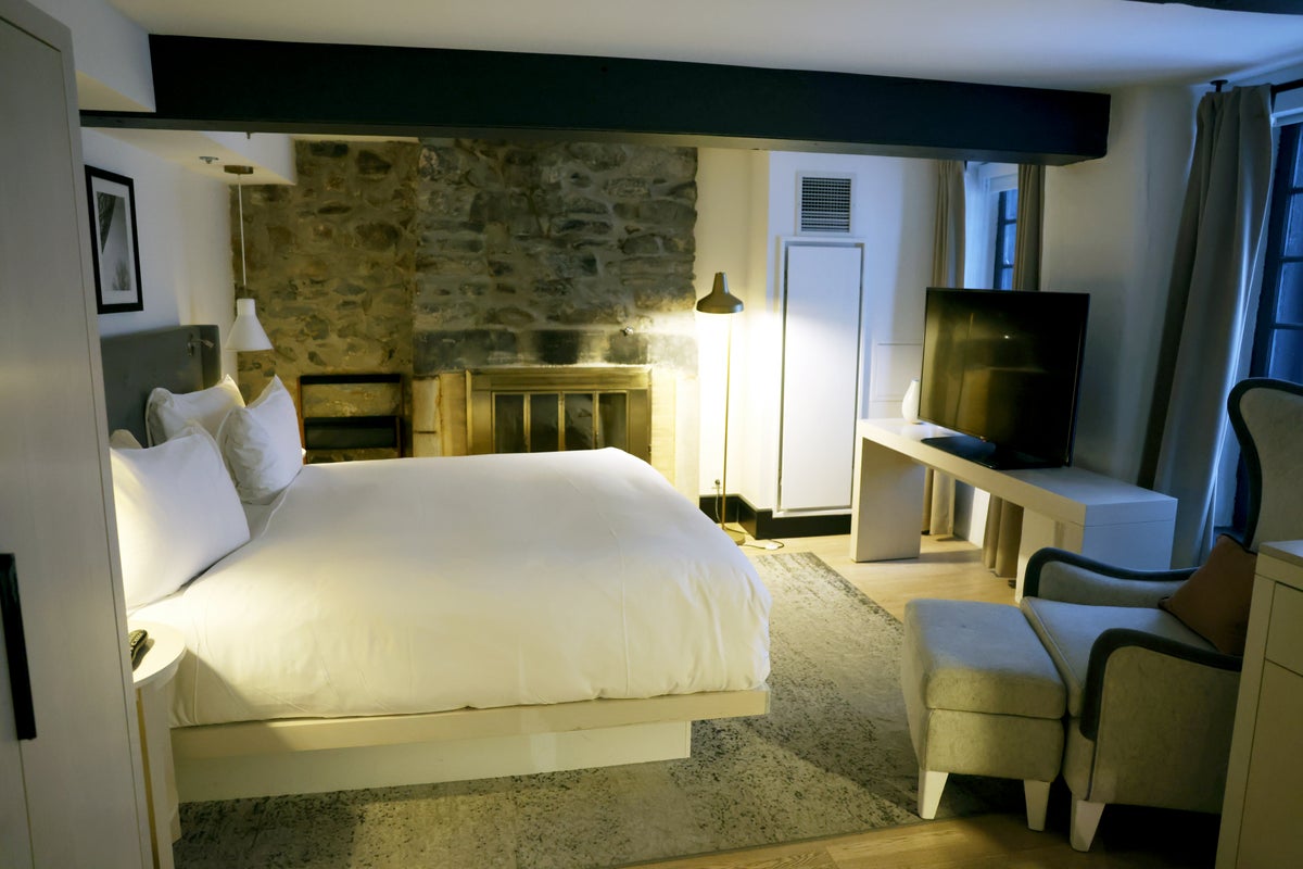 Wiliiam Gray Hotel Montreal king room old section