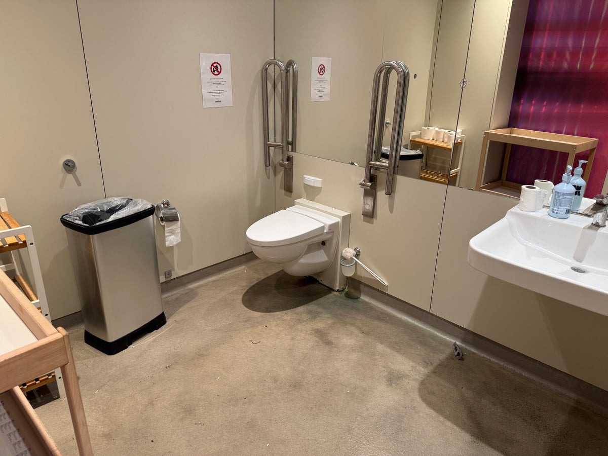 YOTELAIR Paris Charles de Gaulle toilet