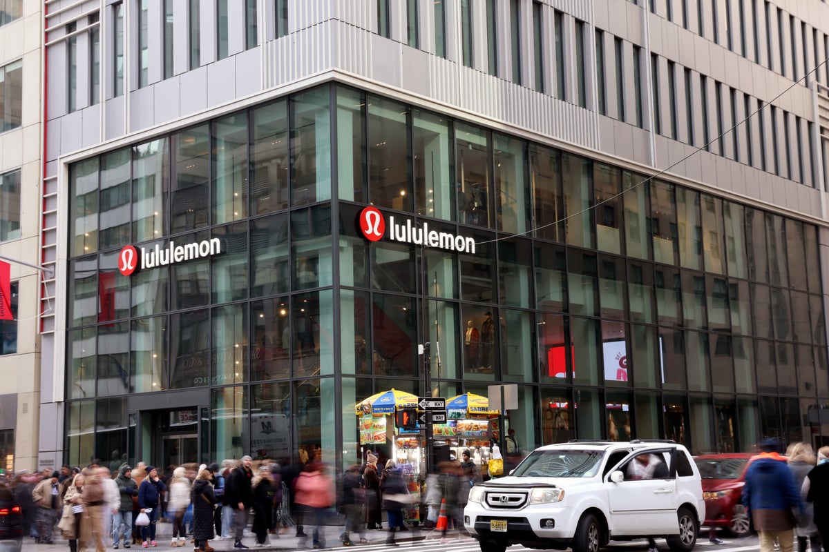 lululemon NYC exterior street