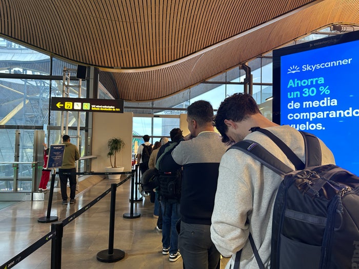 A line for Sala VIP Neptuno in Madrid Barajas MAD A line for Sala VIP Neptuno in Madrid Barajas MAD