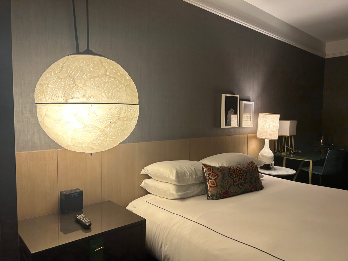 Bed and light fixture Kimpton the Gray Bed and light fixture Kimpton the Gray