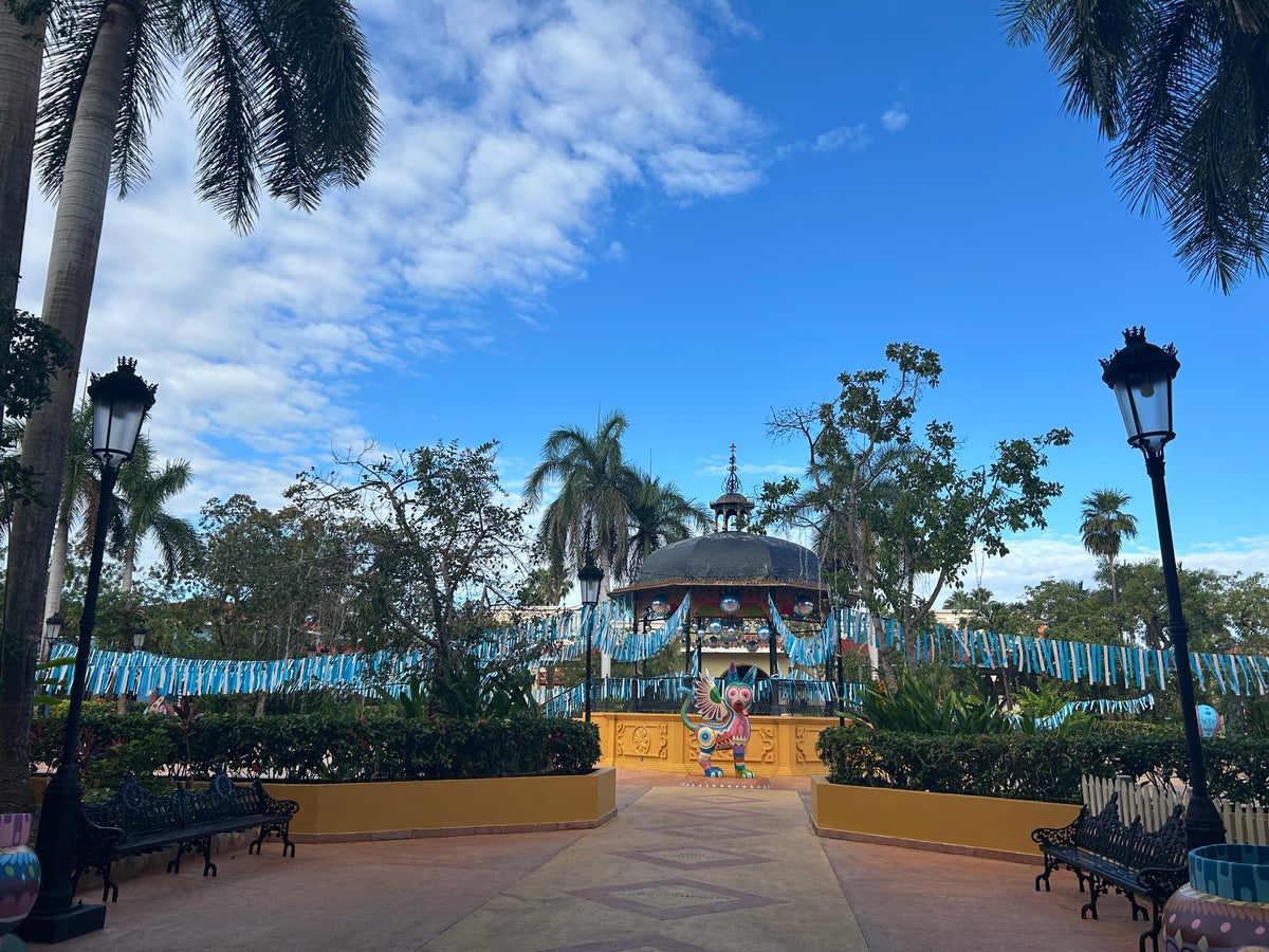 Iberostar Waves Paraiso Beach shopping center