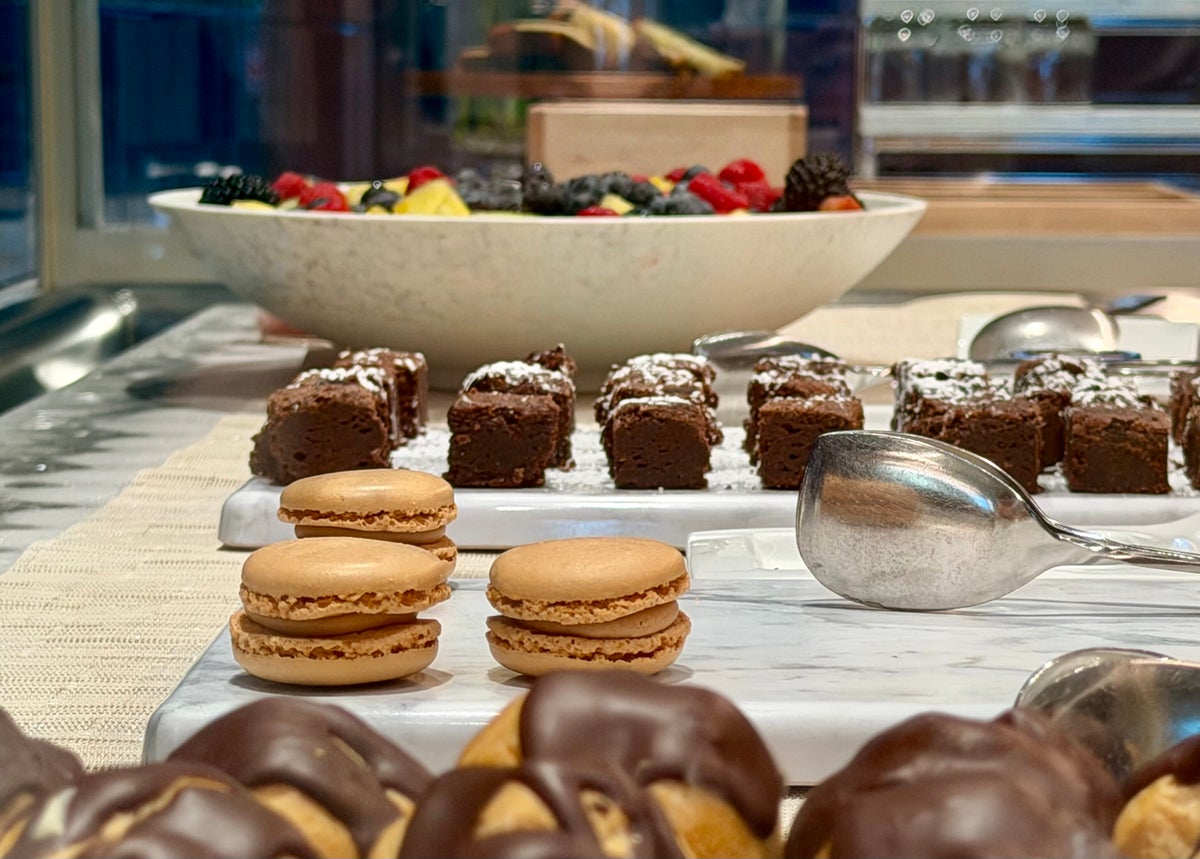 LAX Air France Lounge patisserie