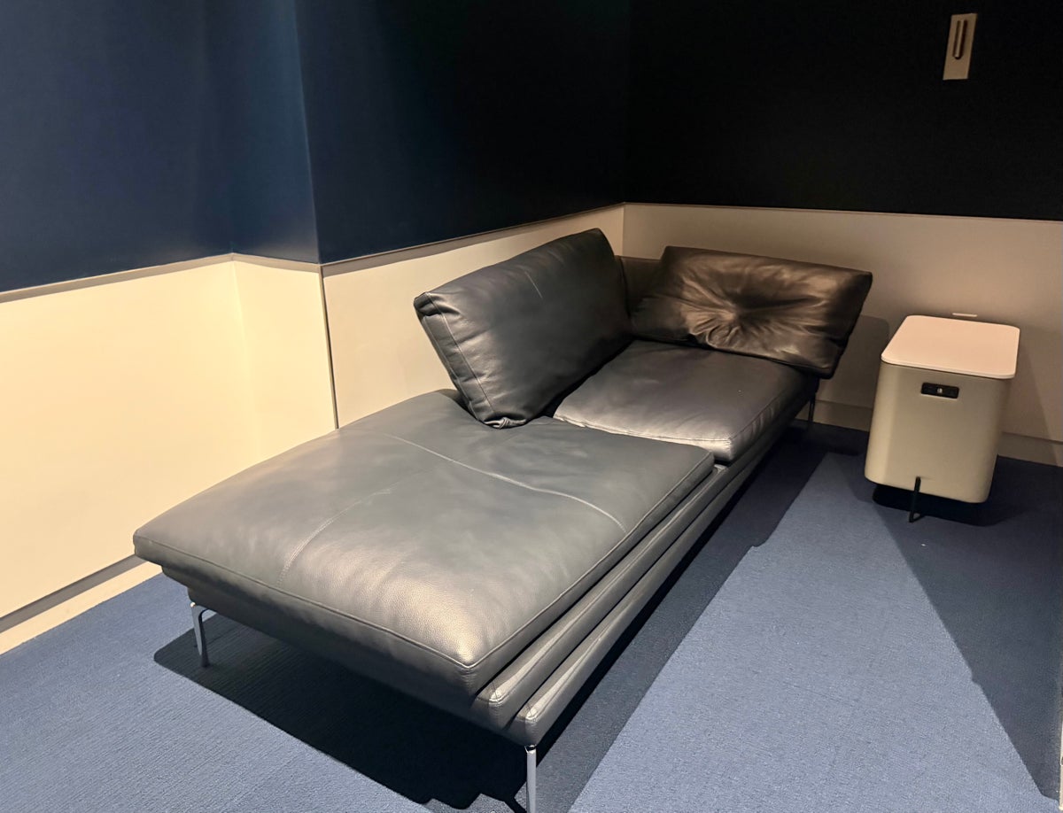 LAX Air France Lounge relaxation room chez longue