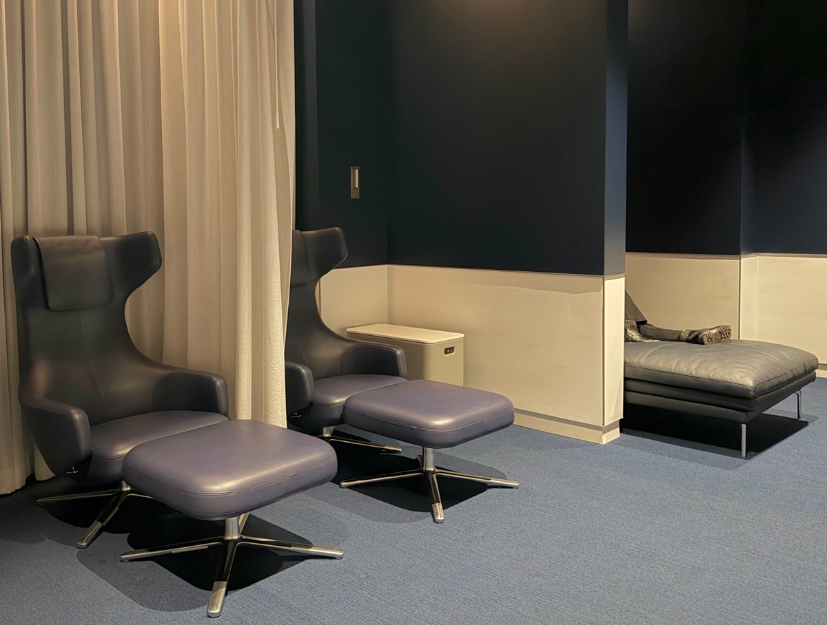 LAX Air France Lounge rest room