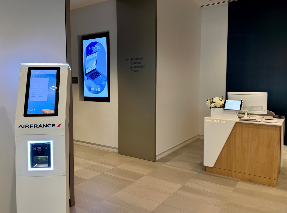 LAX Air France Lounge self check in LAX Air France Lounge self check in