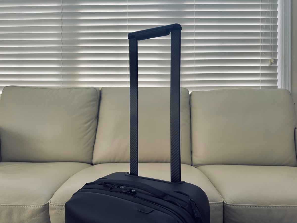 Peak Design Roller Pro Carry On carbon fiber handle