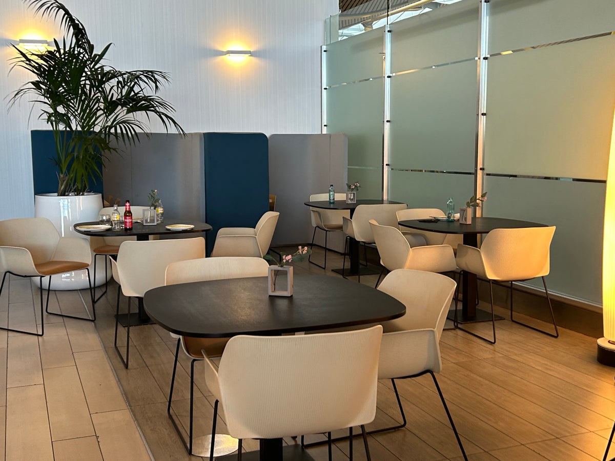 Table and chairs Sala VIP Neptuno