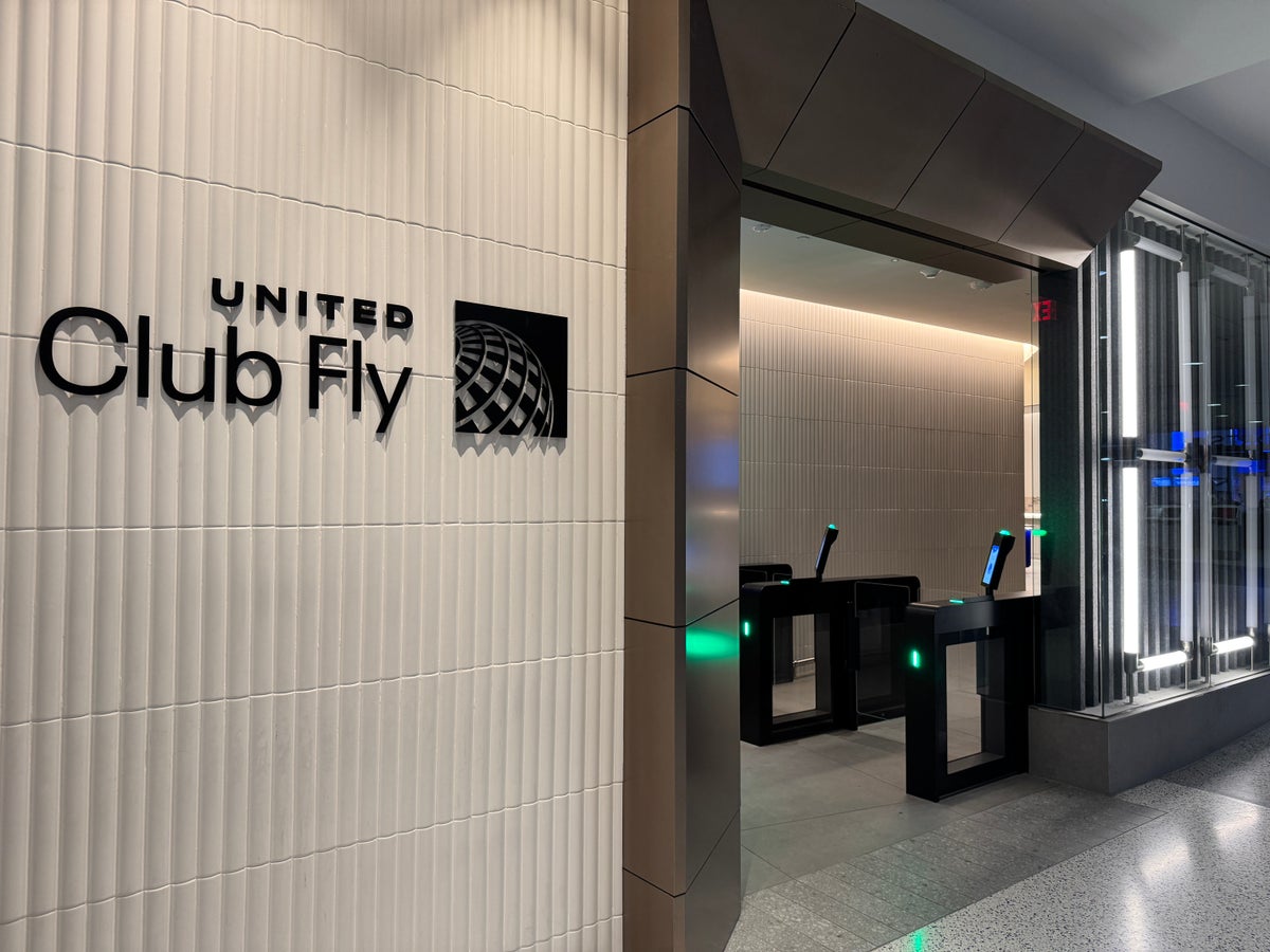 United Club Fly IAH exterior