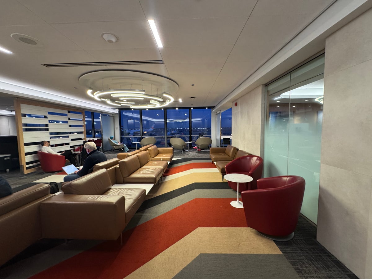 AA Flagship Lounge ORD seating