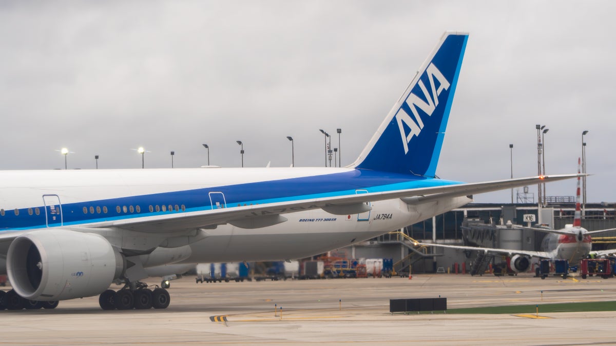 ANA 777 300ER
