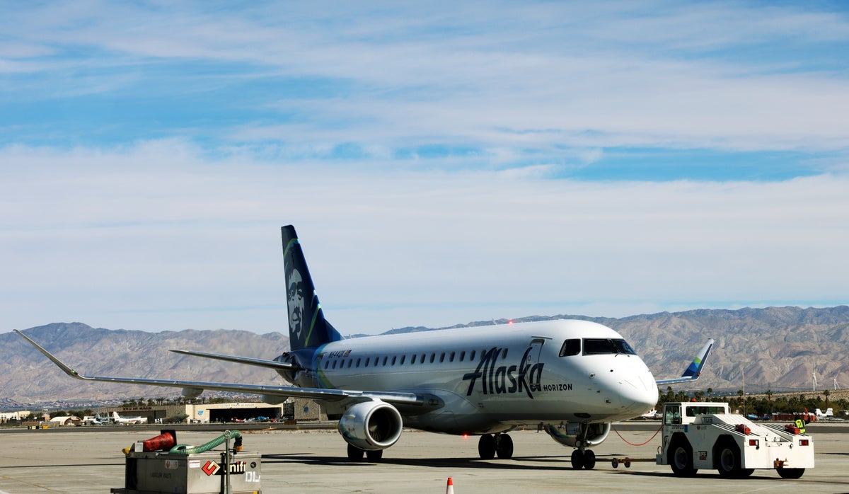 Alaska Airlines Horizon Air Embraer 175 PSP Palm Springs Airport