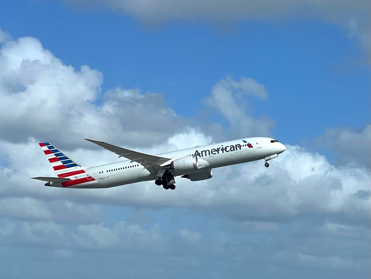 American Airlines Boeing 787 departing Miami MIA