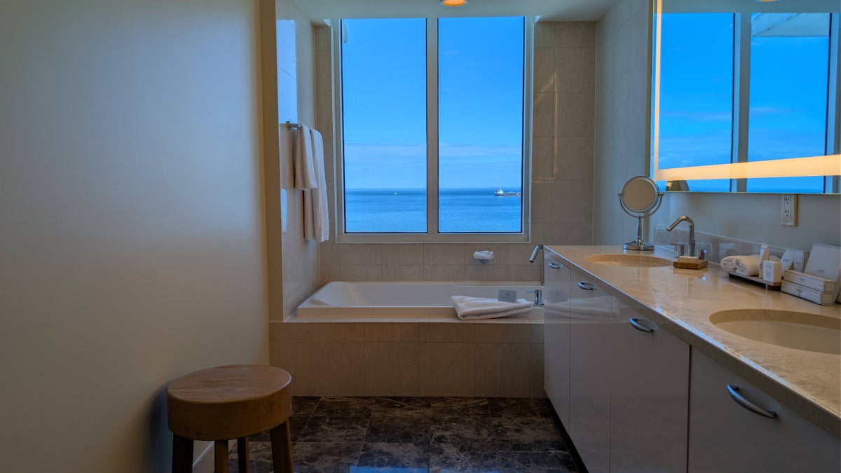 Beach House Fort Lauderdale main bath with tub