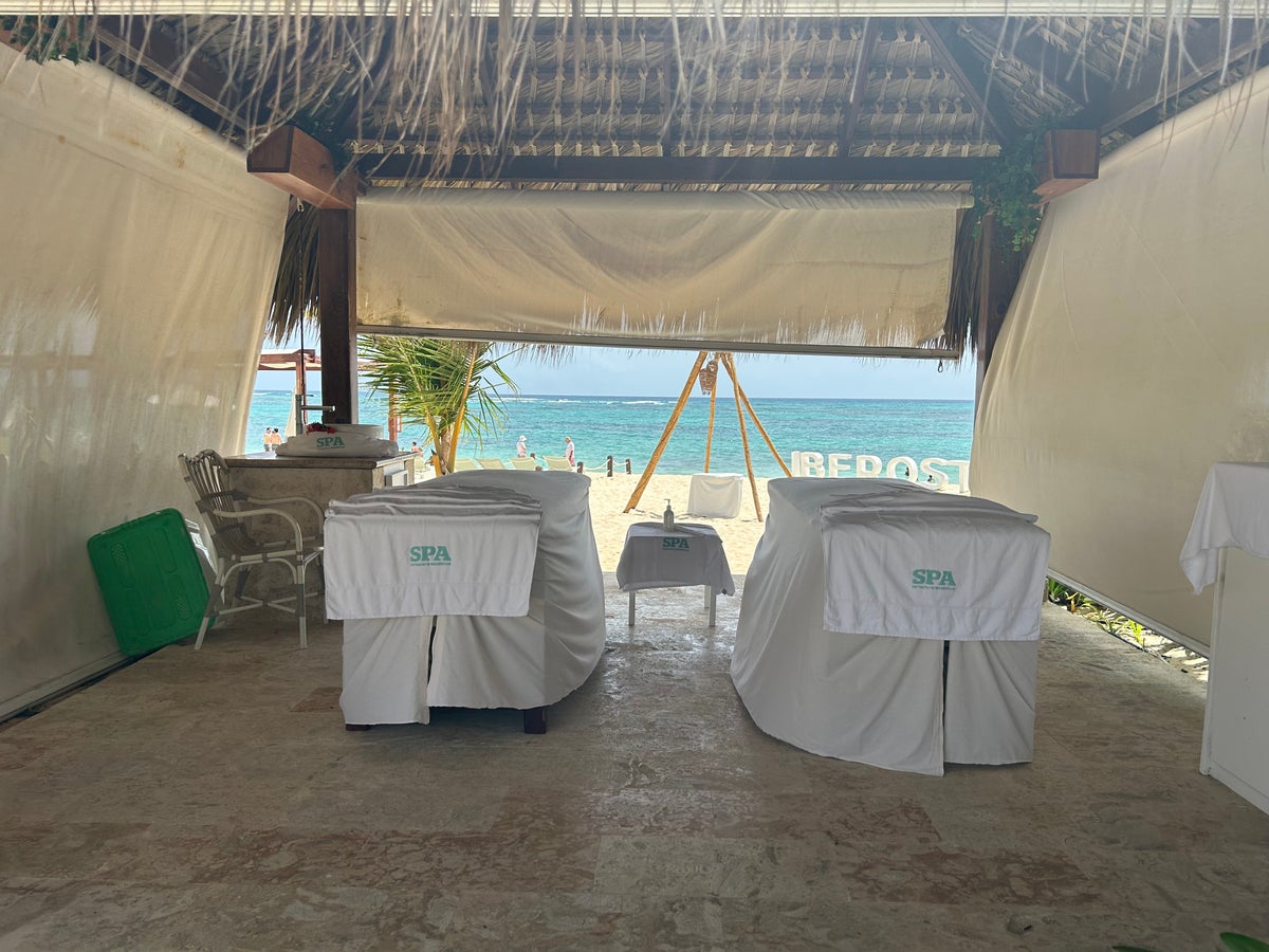 Outdoor massage table