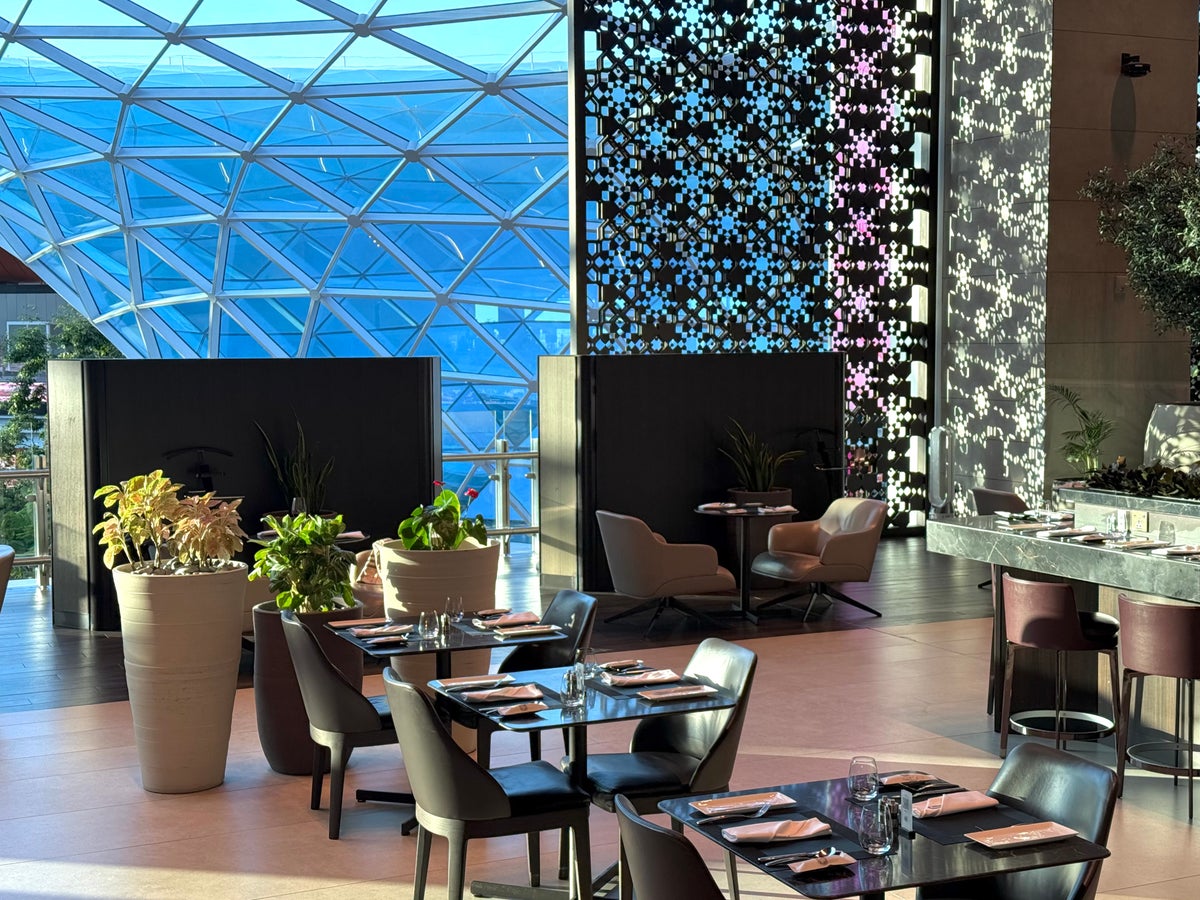 Qatar Airways Al Mourjan Business Class Lounge dining seating