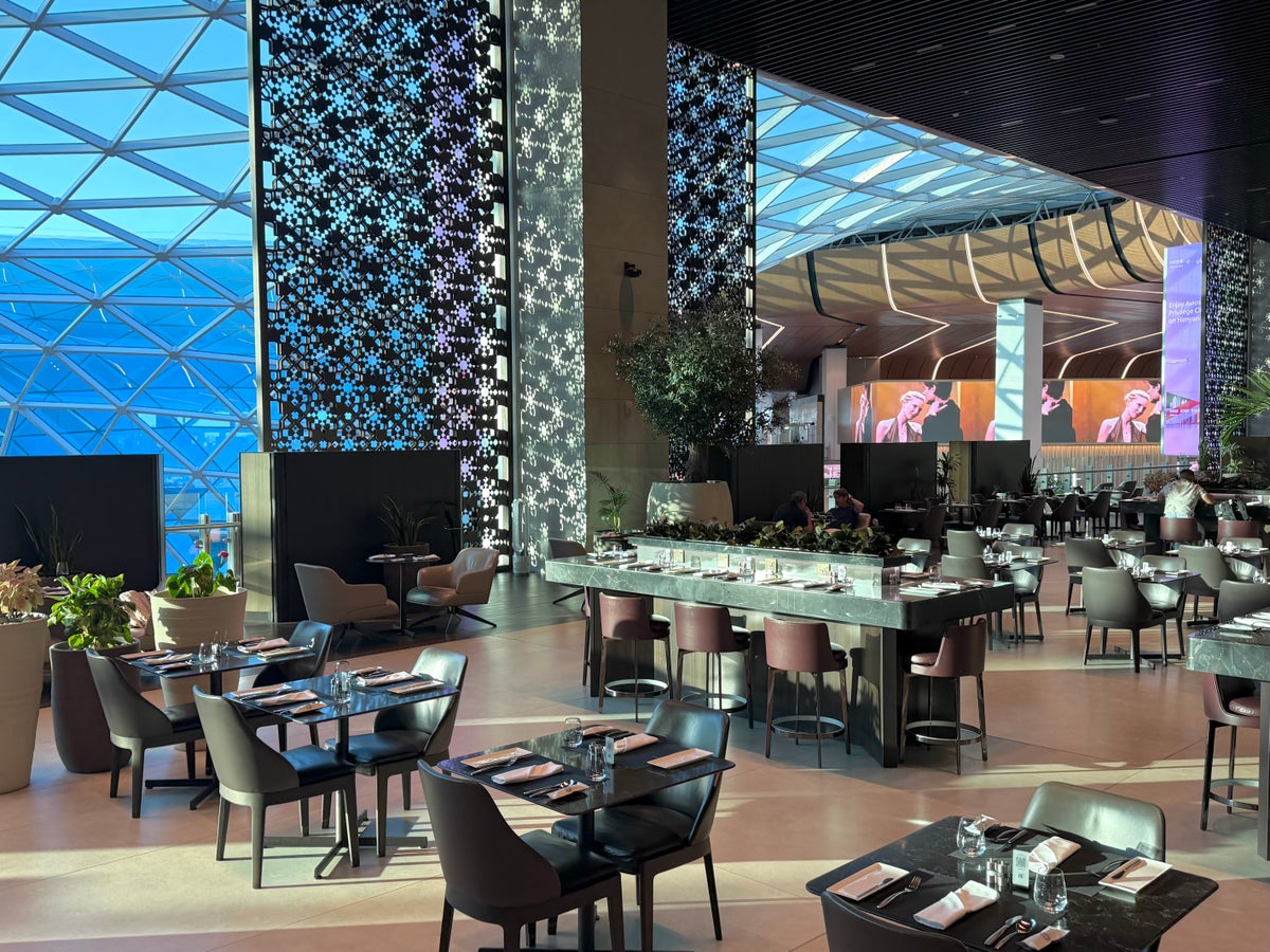 Qatar Airways Al Mourjan Business Class Lounge dining