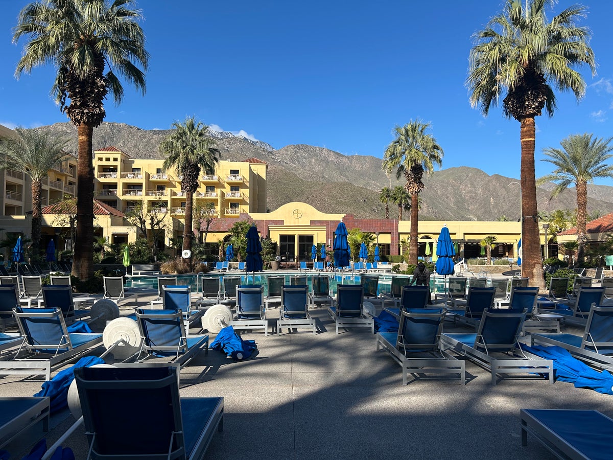 Renaissance Palm Springs pool seating