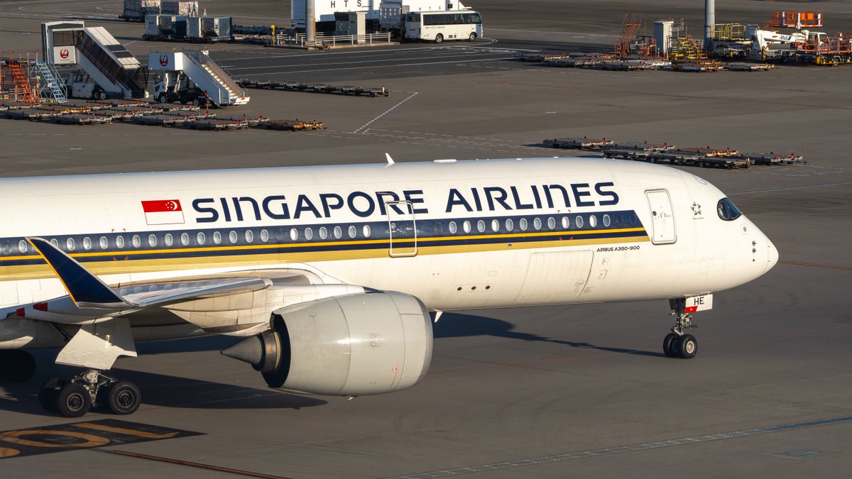 Singapore Airlines A350 900 front