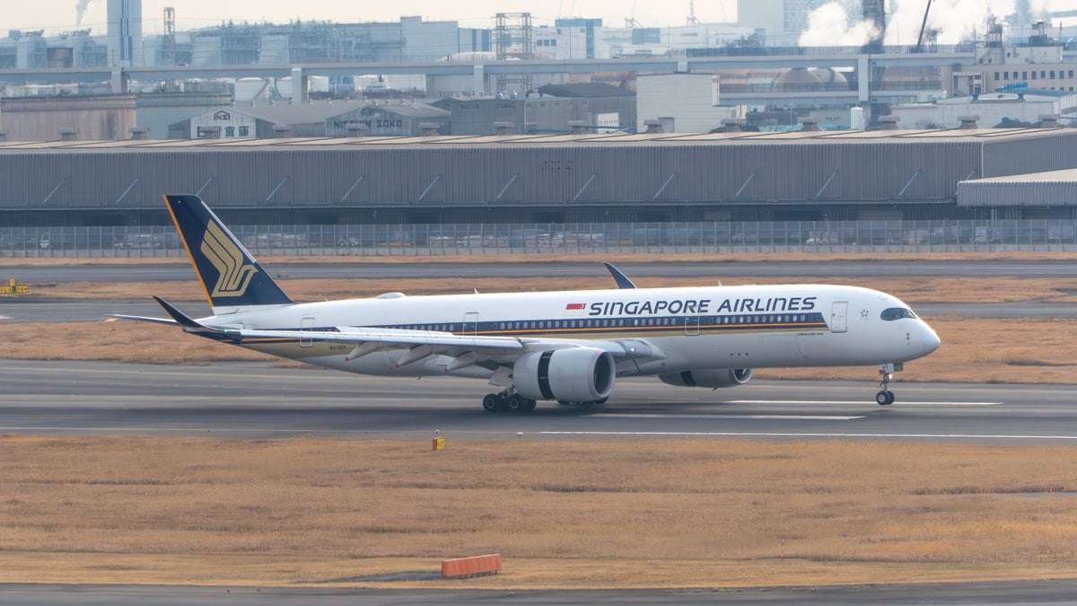 Singapore Airlines A350 900 landing Haneda