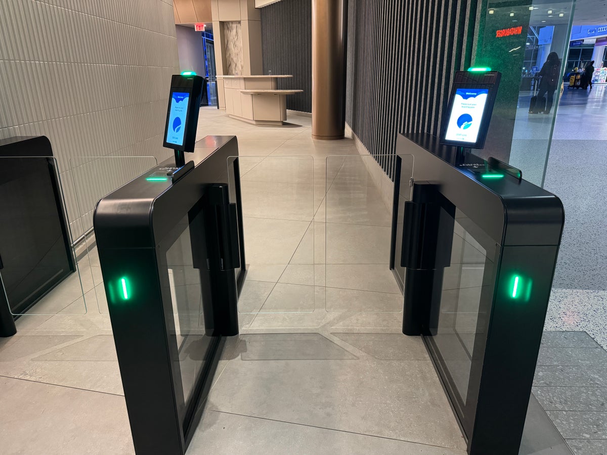 United Club Fly IAH gates