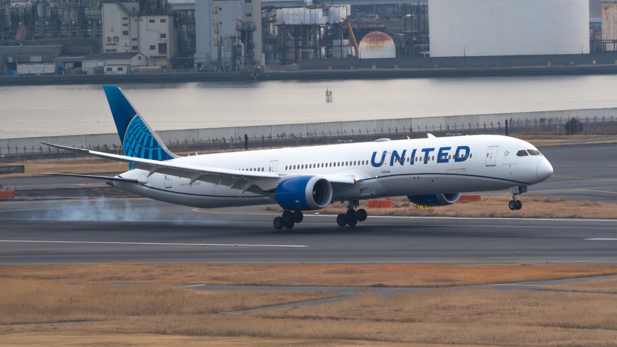 United Dreamliner landing Haneda