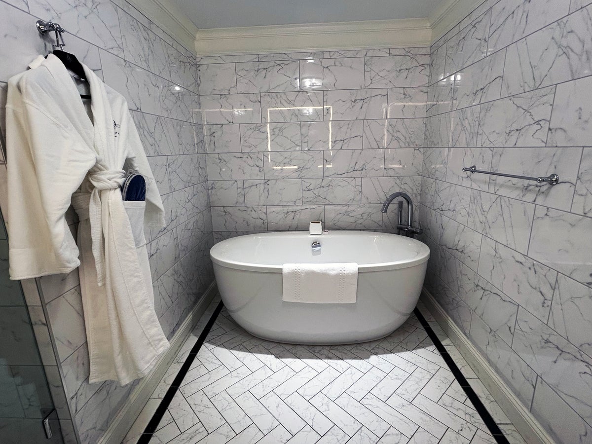 Adelphi Saratoga Springs bathroom bathtub