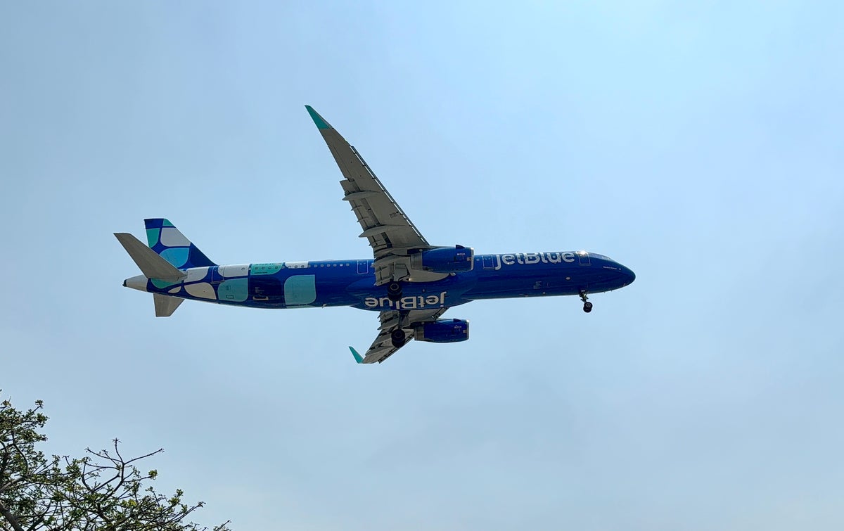 JetBlue landing at Los Angeles LAX