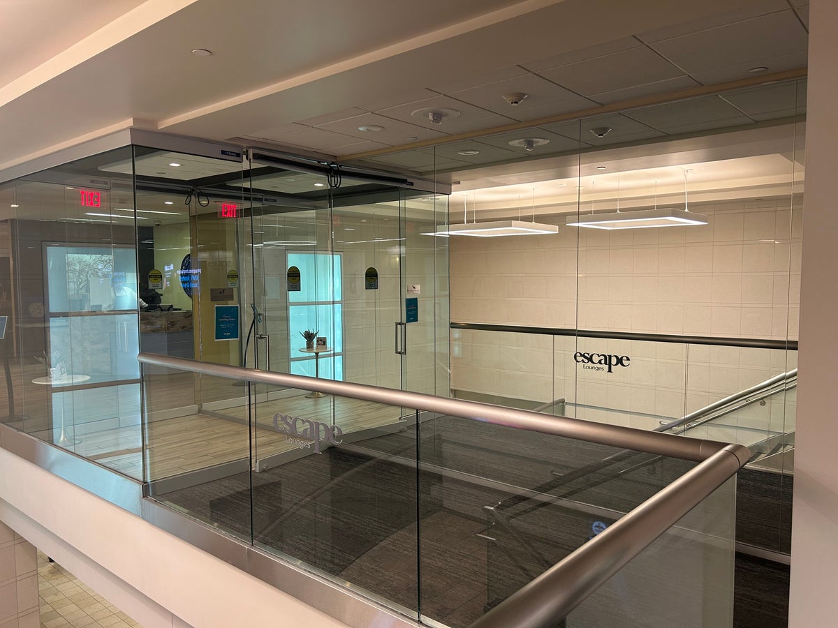 7 Good, Bad, and Meh Things About the Escape Lounge at MSP